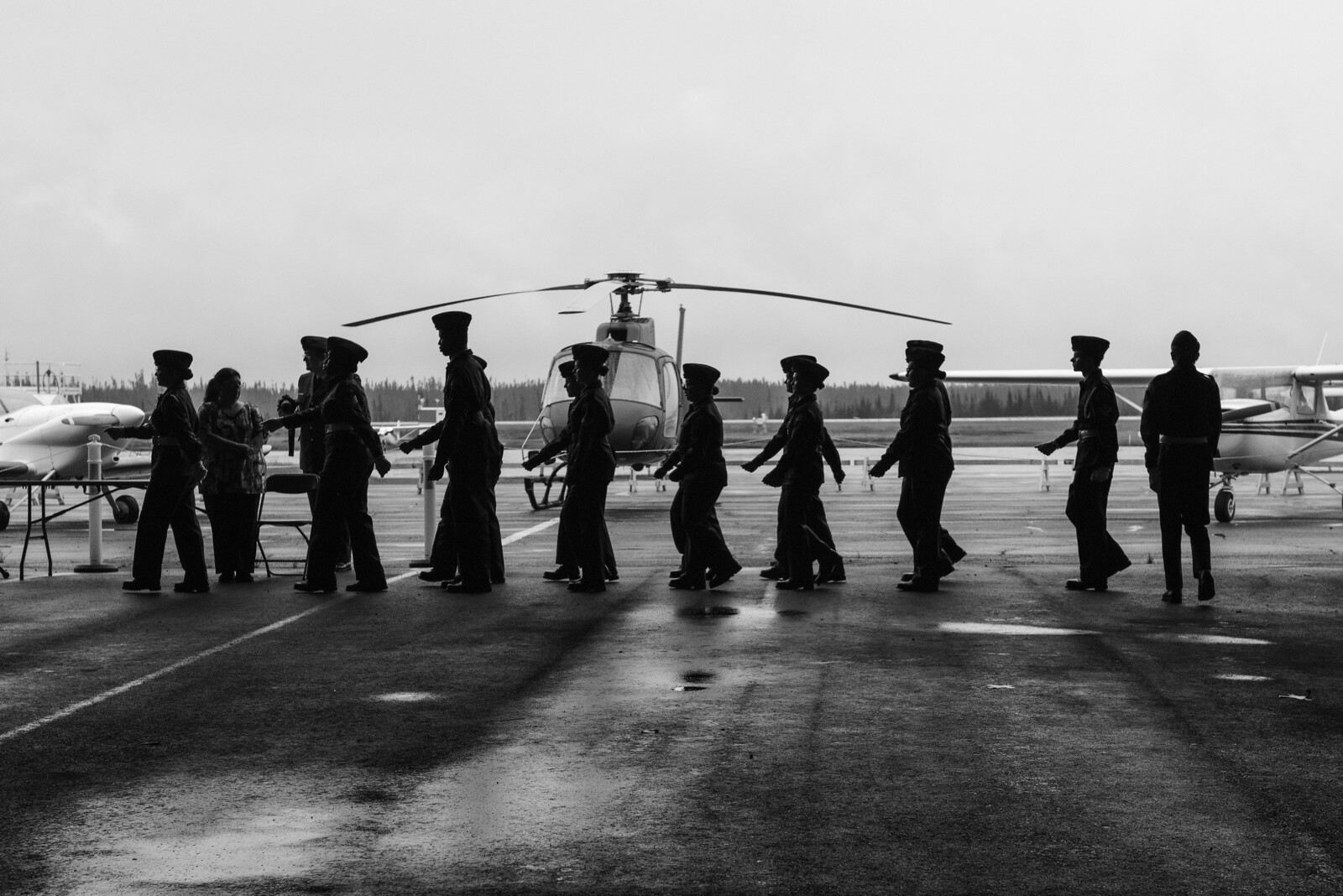 Des membres de l’Escadron 839 participent à une parade sur un aérodrome.